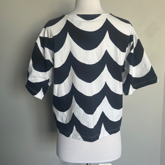 Uniqlo x Marimekko Short-Sleeve Boxy Crop Top Relaxed T-Shirt Black White Waves - Picture 4 of 8